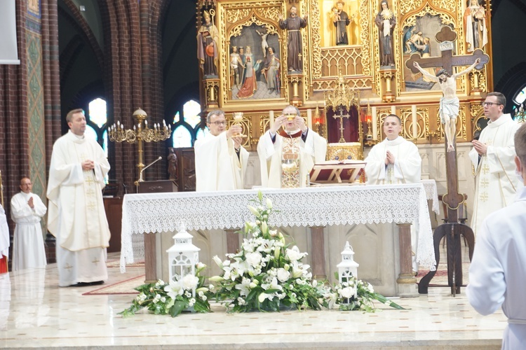 Maturzyści w bazylice św. Antoniego