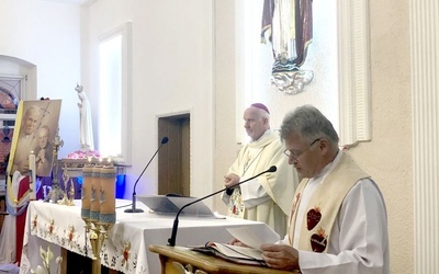 Biskup w sanktuarium MB Fatimskiej w Polanicy-Zdrój Sokołówce.