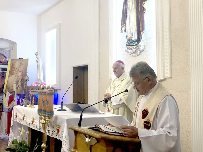 Biskup w sanktuarium MB Fatimskiej w Polanicy-Zdrój Sokołówce.