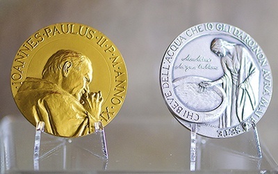 ▲	Medal annualny „Anno XI 1989 r.”, którego tematem jest list apostolski „Mulieris dignitatem”.
