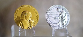 ▲	Medal annualny „Anno XI 1989 r.”, którego tematem jest list apostolski „Mulieris dignitatem”.