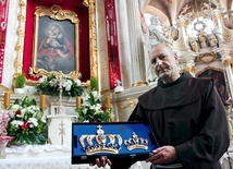 ▲	W koronie Matki Bożej znajduje się herb Wschowy, a w koronie Dzieciątka Jezus – herb zakonu franciszkańskiego.