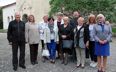 ▲	To tylko część osób zaangażowanych w Apostolat Margaretka w Nowogrodzie Bobrzańskim. 4 czerwca w modlitwie towarzyszył im ks. Leszek Cioch.