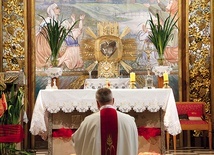 ▲	Serce na drzwiach tabernakulum w Kozłowie Biskupim przypomina wiernym, że On cierpliwie czeka na nas.
