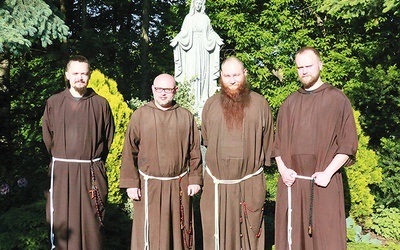 Od lewej br. Karol i br. Krzysztof, nowi księża, oraz br. Michał i br. Krzysztof – po diakonacie.