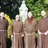 Od lewej br. Karol i br. Krzysztof, nowi księża, oraz br. Michał i br. Krzysztof – po diakonacie.