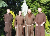 Od lewej br. Karol i br. Krzysztof, nowi księża, oraz br. Michał i br. Krzysztof – po diakonacie.