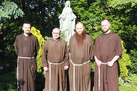 Od lewej br. Karol i br. Krzysztof, nowi księża, oraz br. Michał i br. Krzysztof – po diakonacie.
