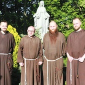 Od lewej br. Karol i br. Krzysztof, nowi księża, oraz br. Michał i br. Krzysztof – po diakonacie.