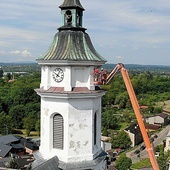 Prace konserwatorskie przy świątyni.