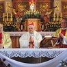 Ks. Czesław Wala, z lewej, podczas sprawowania Eucharystii w rudnickim kościele (rok 2017).