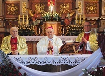 Ks. Czesław Wala, z lewej, podczas sprawowania Eucharystii w rudnickim kościele (rok 2017).