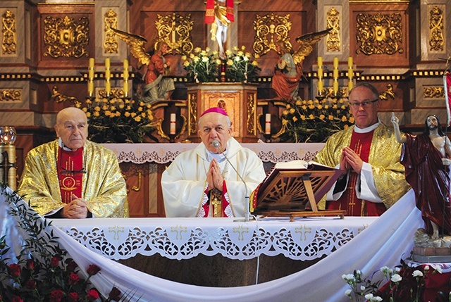 Ks. Czesław Wala, z lewej, podczas sprawowania Eucharystii w rudnickim kościele (rok 2017).