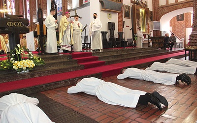 Kandydaci na diakonów padli na twarz, prosząc o wstawiennictwo świętych.