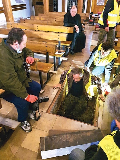 Pod posadzką znajduje się wejście do zasypanej dzisiaj krypty.