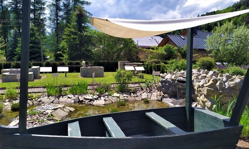 Nad jeziorem Genezaret. Jedna z instalacji w Ogrodach Biblijnych.