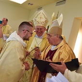 W ostatnich tygodniach kapłan otrzymał krzyże misyjne, które zabierze ze sobą – jeden od nuncjusza apostolskiego w Polsce (na zdjęciu), a drugi od bp. Piotra Libery.