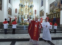 Ordynariusz błogosławi odnowione wnętrze świątyni.