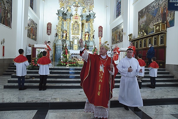 Ordynariusz błogosławi odnowione wnętrze świątyni.