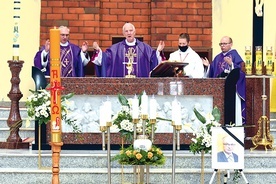 Mszy św. i obrzędom pogrzebowym przewodniczył bp Ignacy Dec.