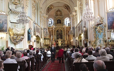 Kościół w Białej jest mocno związany z losami rodów Wojtyłów i Kaczorowskich.
