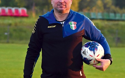 Leszek Karbownik jest trenerem drużyny LKS Błysk Kuźniczysko, nauczycielem wychowania fizycznego i projektantem wnętrz. Mieszka w Trzebnicy.