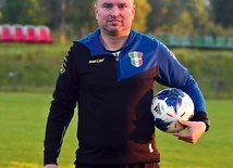 Leszek Karbownik jest trenerem drużyny LKS Błysk Kuźniczysko, nauczycielem wychowania fizycznego i projektantem wnętrz. Mieszka w Trzebnicy.