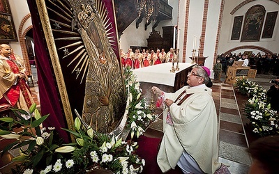 ▲	13 listopada 2011 r. abp Głódź ukoronował wizerunek Maryi.