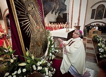 ▲	13 listopada 2011 r. abp Głódź ukoronował wizerunek Maryi.