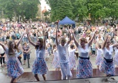 Radosne uwielbienie Pana Boga podczas ubiegłorocznego Festiwalu BODY na szydłowieckim Rynku Wielkim.