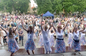 Radosne uwielbienie Pana Boga podczas ubiegłorocznego Festiwalu BODY na szydłowieckim Rynku Wielkim.