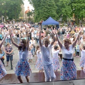 Radosne uwielbienie Pana Boga podczas ubiegłorocznego Festiwalu BODY na szydłowieckim Rynku Wielkim.