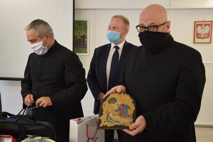 Żyrardów. Respirator dla szpitala od Caritas Polska