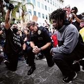 Dowódca policji Los Angeles Cory Palka klęczy razem z czarnoskórymi uczestnikami protestu po śmierci George’a Floyda. Ta demonstracja miała charakter pokojowy, ale nie zawsze tak było.