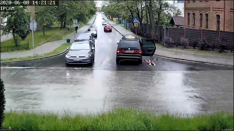 Tarnowskie Góry. Dziecko wypadło z samochodu. 4-latek jechał z ojcem