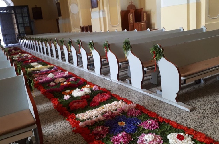 Dywan z kwiatów w parafii pw. św. Mikołaja w Głogowie