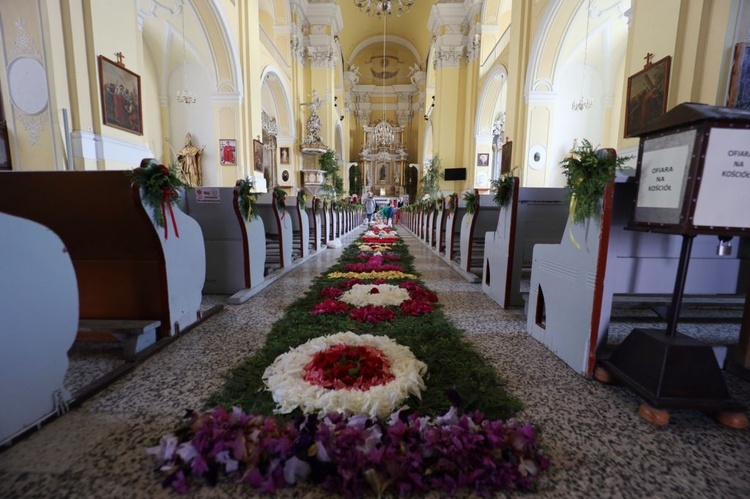 Dywan z kwiatów w parafii pw. św. Mikołaja w Głogowie