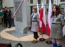 Warta honorowa harcerzy przy pomniku 96 ofiar katastrofy smoleńskiej.