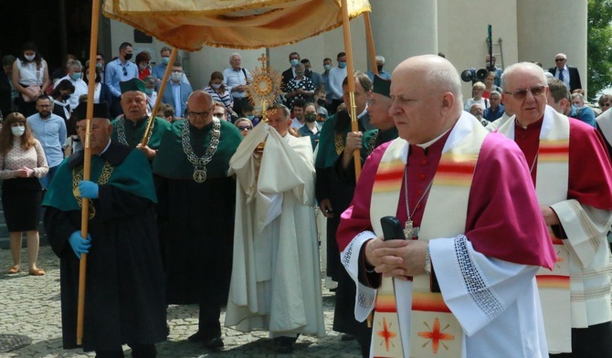 Proceja Bożego Ciała przed archikatedrą.