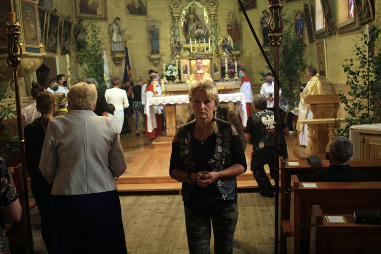 Procesja Bożego Ciała po kwietnych dywanach w Kluczu