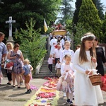 Procesja Bożego Ciała po kwietnych dywanach w Kluczu