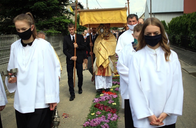 Procesja Bożego Ciała po kwietnych dywanach w Kluczu