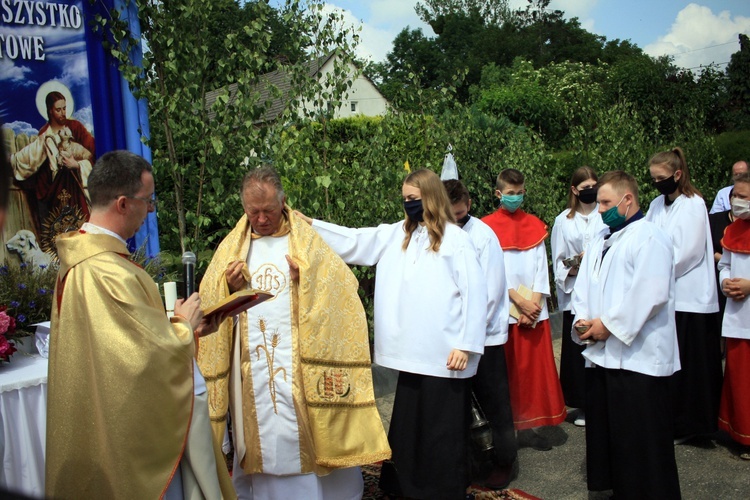 Procesja Bożego Ciała po kwietnych dywanach w Kluczu