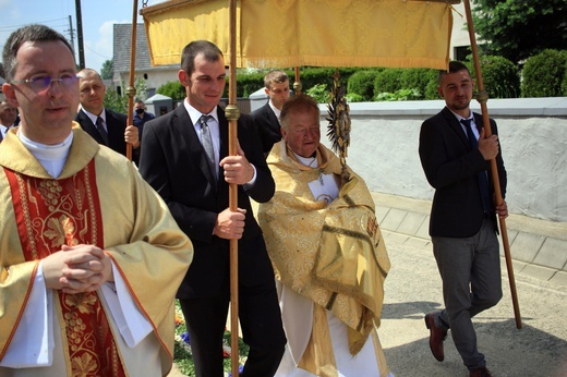 Procesja Bożego Ciała po kwietnych dywanach w Kluczu