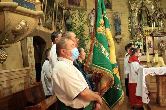 Procesja Bożego Ciała po kwietnych dywanach w Kluczu