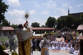 Błogosławieństwo Najświętszym Sakramentem.