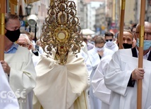 Bp Marek Mendyk niosący Najświętszy Sakrament do ostatniego z ołtarzy.