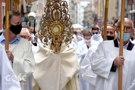 Bp Marek Mendyk niosący Najświętszy Sakrament do ostatniego z ołtarzy.