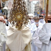 Bp Marek Mendyk niosący Najświętszy Sakrament do ostatniego z ołtarzy.