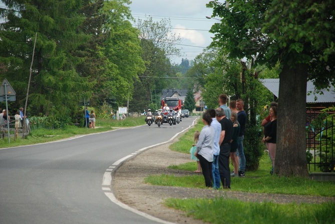 Samochodowa procesja w Miętustwie